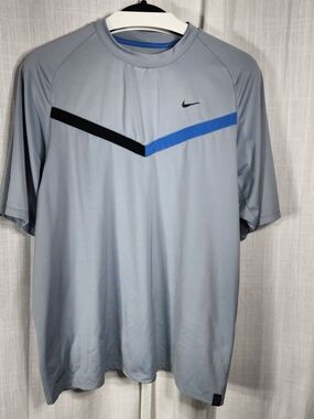 Nike Men's Light Gray Breathable Athletic T-Shirt with Blue Accent